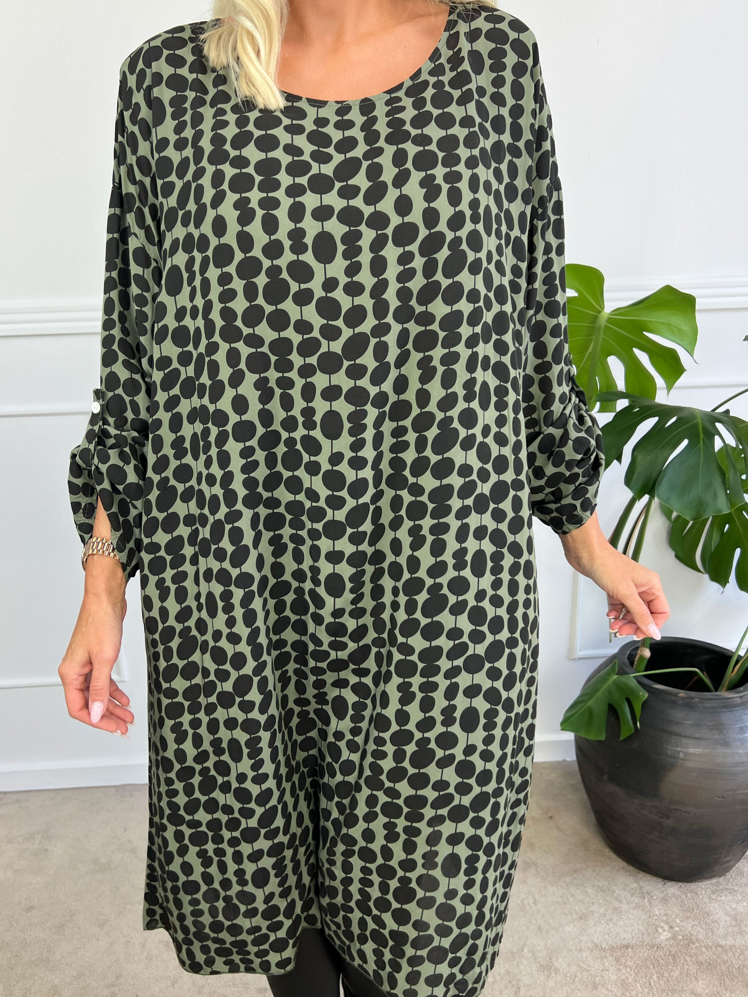 Dido - Söt ljus tunikaklänning i viskos med prickar